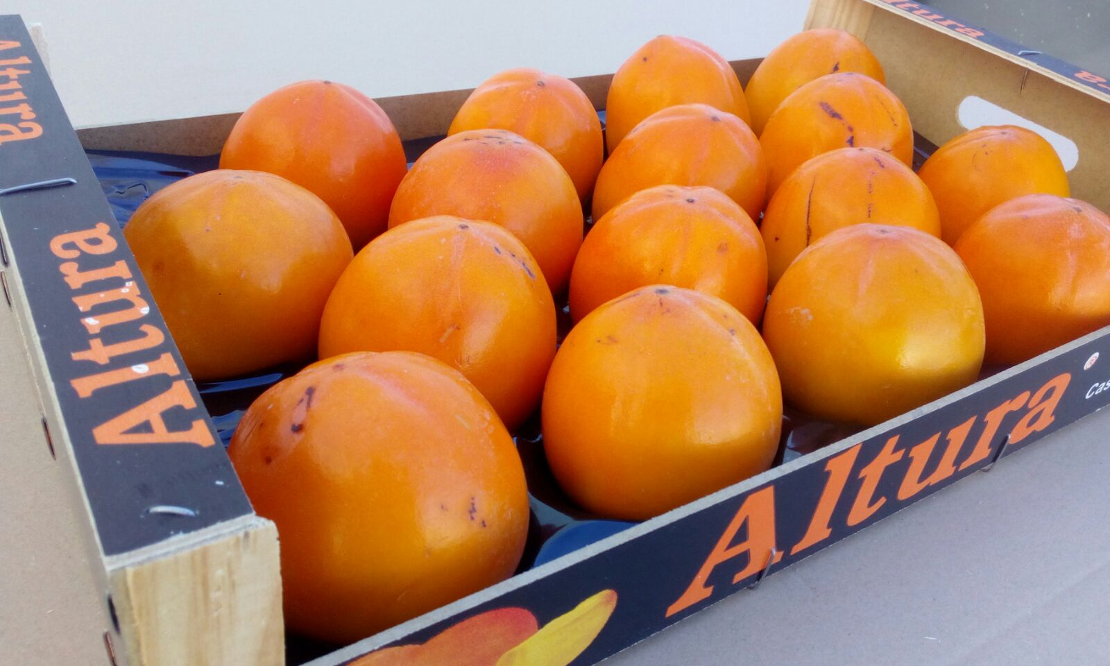Un gran productor vende la fruta del caqui