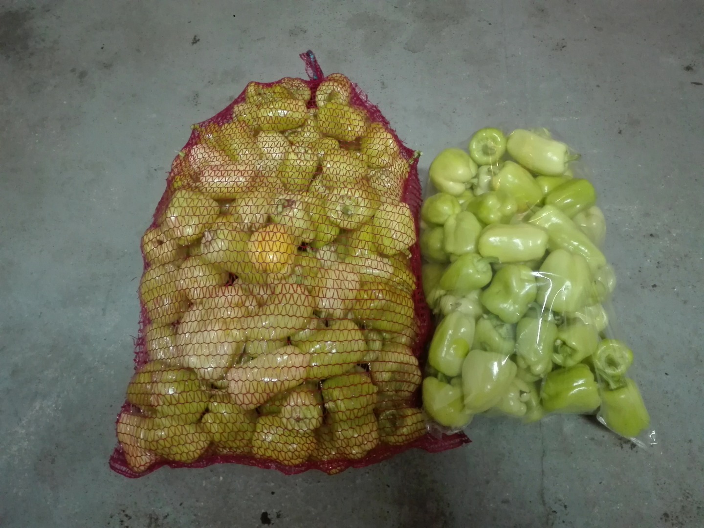 Vendo precio de bloque de pimienta blanca (1ra clase, calibre 6-7): 1.6-1.8 PLN / kg - aproximadamente 150 kg, y bloque, blanco, rojo, naranja o pimentón tipo