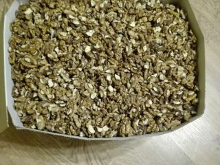 Nueces recién peladas de un patio del pueblo.