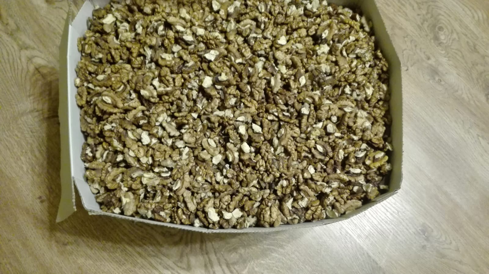 Nueces recién peladas de un patio del pueblo