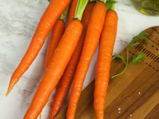 Venderé zanahorias frescas ( ) por favor, póngase en