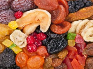 Venden frutas deshidratadas a un deshidratador controlado. Manzanas, peras,