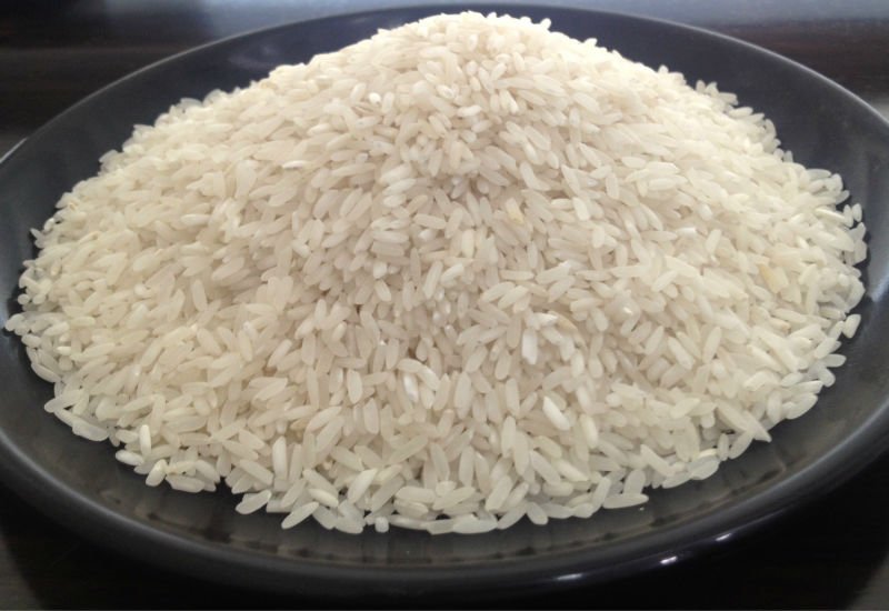 El arroz jazmín (también conocido como arroz jazmín, arroz perfumado, arroz aromático, arroz aromático o kao hohm mali en tailandés) es mundialmente famoso por