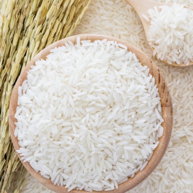 El arroz blanco es arroz molido al que se le ha quitado la cáscara, el salvado y el germen