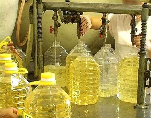 Somos productores de aceites vegetales y producimos varios tipos de aceites vegetales refinados y aceites vegetales crudos