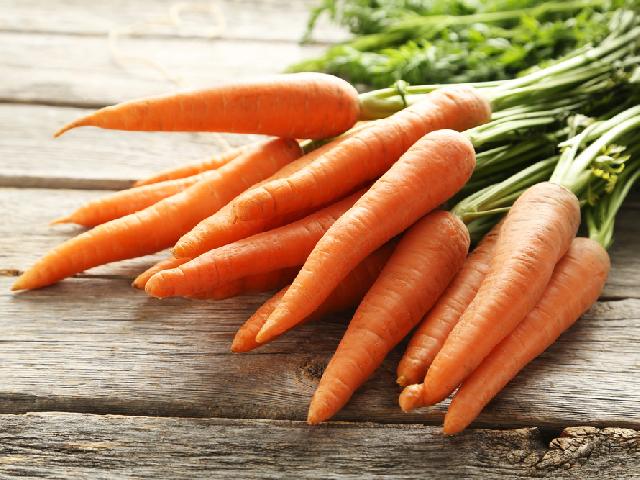 Venderé zanahorias excavadas directamente del campo