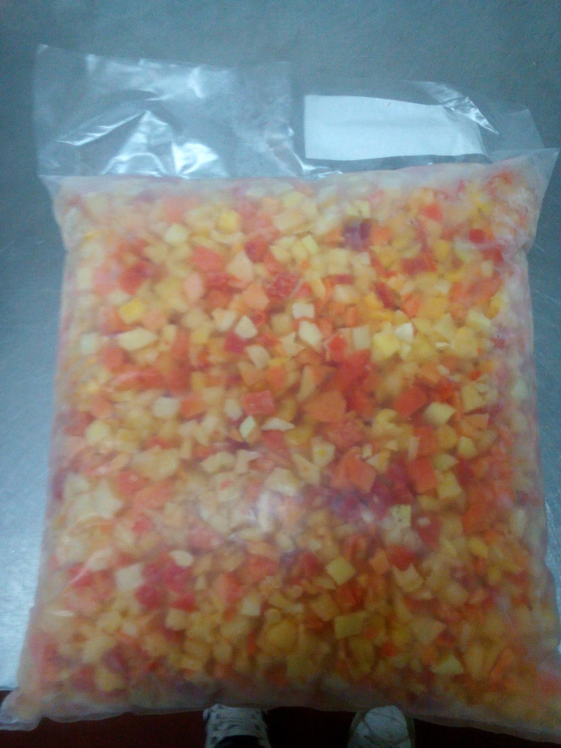 La fábrica de procesamiento de verduras congeladas compra pimientos, kapia, donas para la industrialización a precios decentes