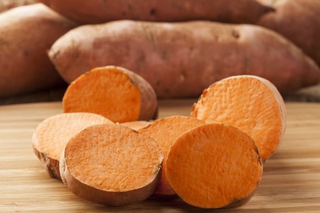 Las papas proporcionan hierro y niacina y son bajas en sodio y colesterol