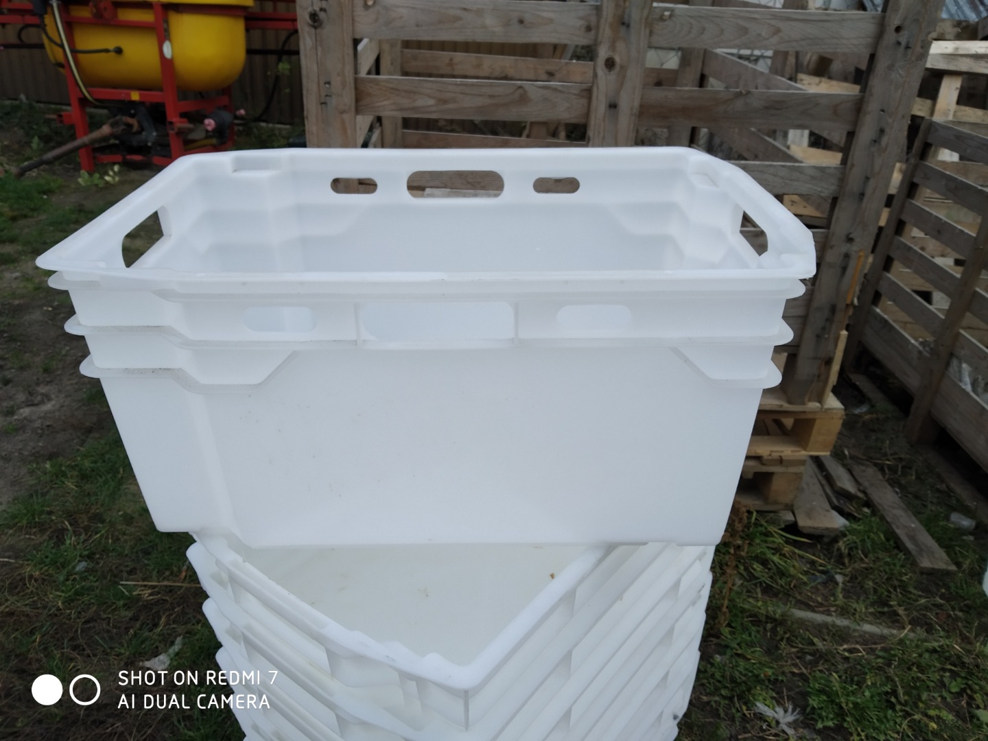Venderé cajas de plástico, contenedores euro llenos de eneldo y otras verduras que requieren acceso permanente al agua