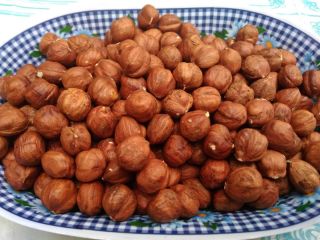 Hola Importamos avellanas de Georgia de varios calibres. Avellana,