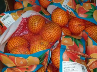 Naranja neto, peso neto 1 kg. Variedad: SALUSTIANA Origen: