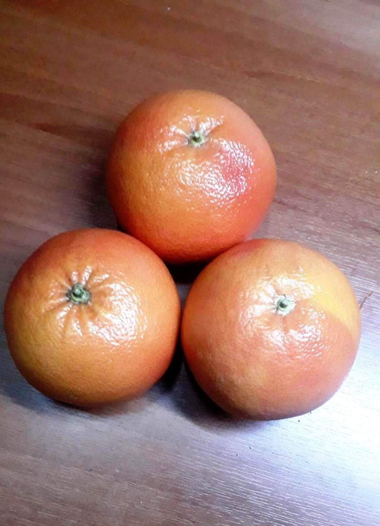 Características del pomelo rojo Rio: Origen: Turquía Tamaño: grande Cáscara: superficie ligeramente rugosa, difícil de romper Pulpa: jugosa y bien pigmentada