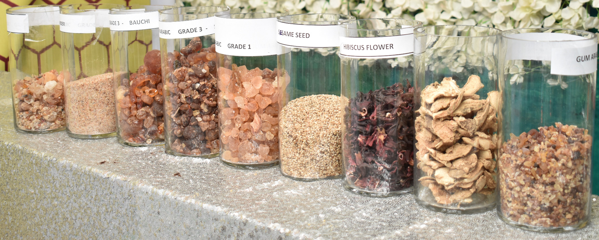 Goma arábiga También conocido como (acacia) se utiliza básicamente en la industria como STAB hiba FLOR UTILIZA COMO HERBALNA TEA y también se utiliza para las