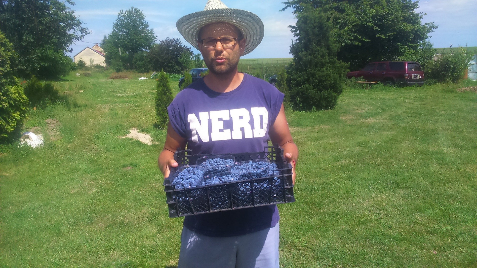 Invito a los compradores a cooperar para vender frutas y vendedores para intercambiar experiencias