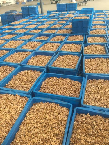 Granos de nuez orgánicos Las nueces son una nuez excepcionalmente nutritiva, a menudo referida como alimento para el cerebro y no solo porque se parecen a un