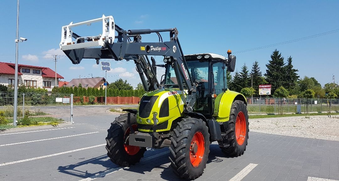 Claas Arion 610 El tractor Claas Arion 610 está en perfectas condiciones, se mantiene el folleto de mantenimiento, no presenta accidentes, no hay problemas