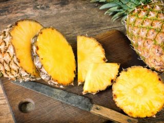 Piñas vietnamitas Las piñas son frutas tropicales ricas en