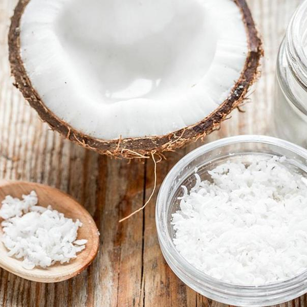 CERA DE COCO - MAKAPUNO DE COCO La nuez de Makapuno es muy distinta del coco común donde el interior está lleno de carne