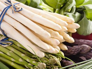 Ofrece la venta de espárragos blancos en la temporada