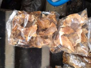 Stock de pescado disponible. Pescado seco comestible. Sabroso y