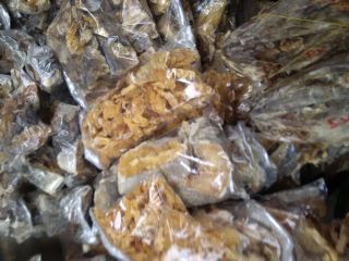 Stock de pescado disponible. Pescado seco comestible. Es sabroso