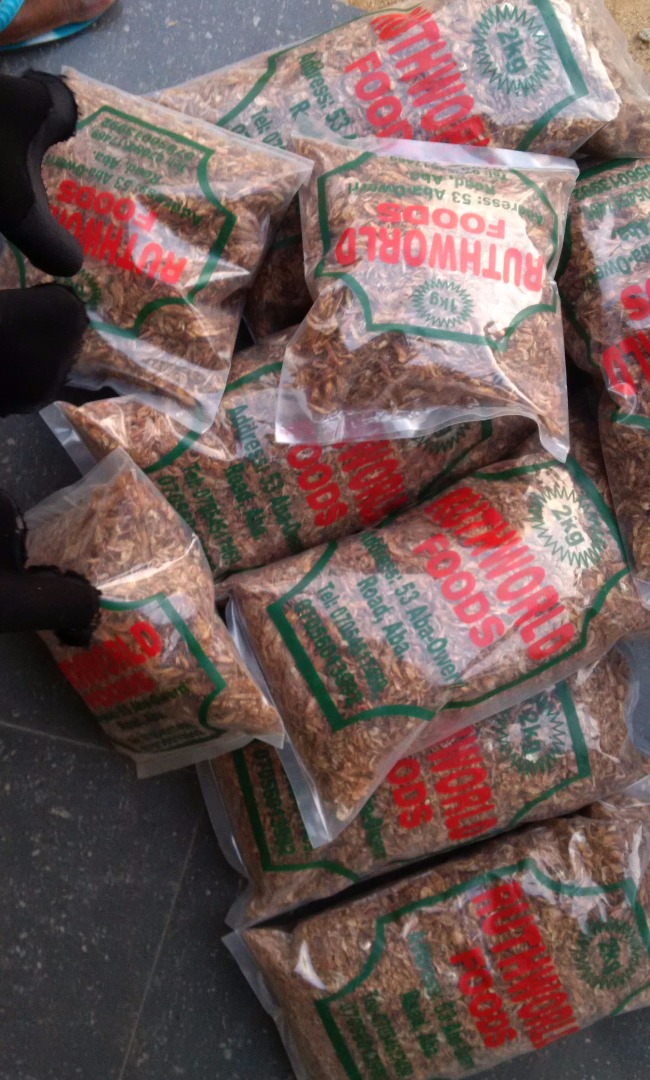 Cangrejos de río, Stock Fish, arroz Abakilike, aceite rojo todos disponibles para la venta