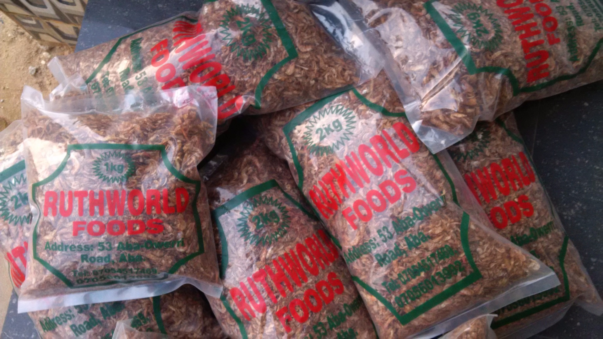 Existencias de peces disponibles, cangrejos de río bien secos disponibles, arroz Abakilike disponible, aceite rojo también disponible