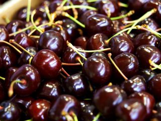 Un vendedor de cerezas y cerezas. Frutas al por