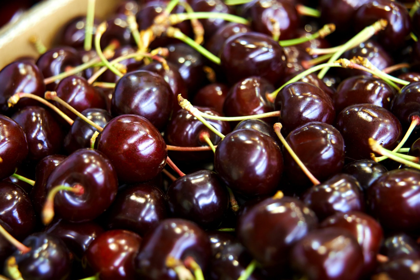 Un vendedor de cerezas y cerezas