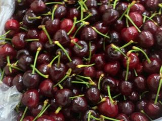 Ofrezco cerezas de Turquía, variedad Napoleón, calibre 28+. Otras