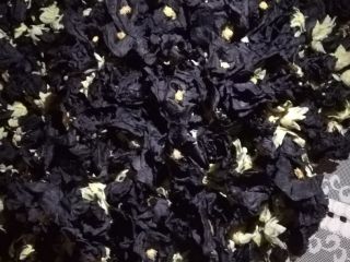 Venderé una flor de malva negra seca
