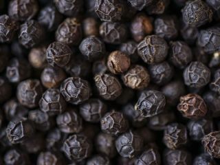 Soy camerunés, fabricante líder de pimiento blanco y negro