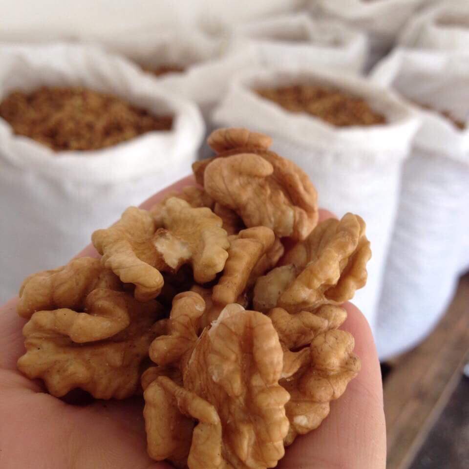 Vendemos nueces, compradas directamente al fabricante y cuidadosamente seleccionadas por personas que sobre todo entienden y conocen el valor de este producto