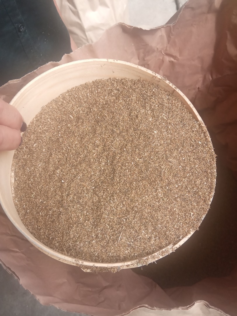 Cosecha de manzanilla a la venta, julio de 2020: tradicionalmente secada al sol, trilladora