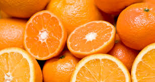 Suplementos por porción Una naranja mediana tiene: 60 calorías Sin grasa ni sodio 3 gramos de fibra 12 gramos de azúcar 1 gramo de proteína 14 microgramos de