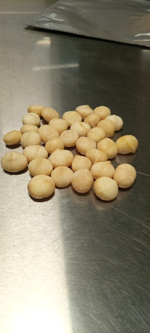 Somos agricultores y productores de nueces de macadamia y todos sus productos: harina, aceite, mantequilla (mantequilla de nueces), pasta, leche ..