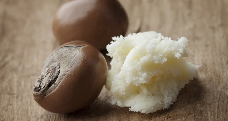 La manteca de karité contiene los siguientes ingredientes: • vitaminas A, E, F y antioxidantes que mejoran la circulación sanguínea y contienen los nutrientes