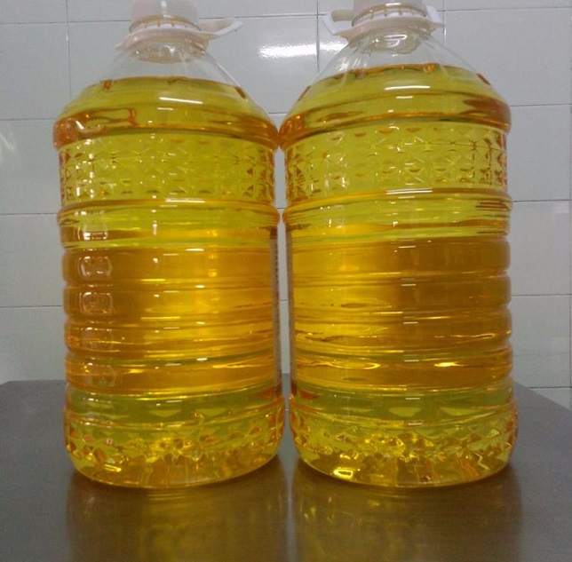 Envasamos nuestro aceite de soja refinado a granel o en botellas para mascotas