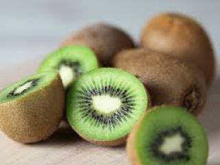 El kiwi o grosella china es la baya comestible