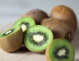 El kiwi o grosella china es la baya comestible de varias especies de enredaderas leñosas del género Actinidia
