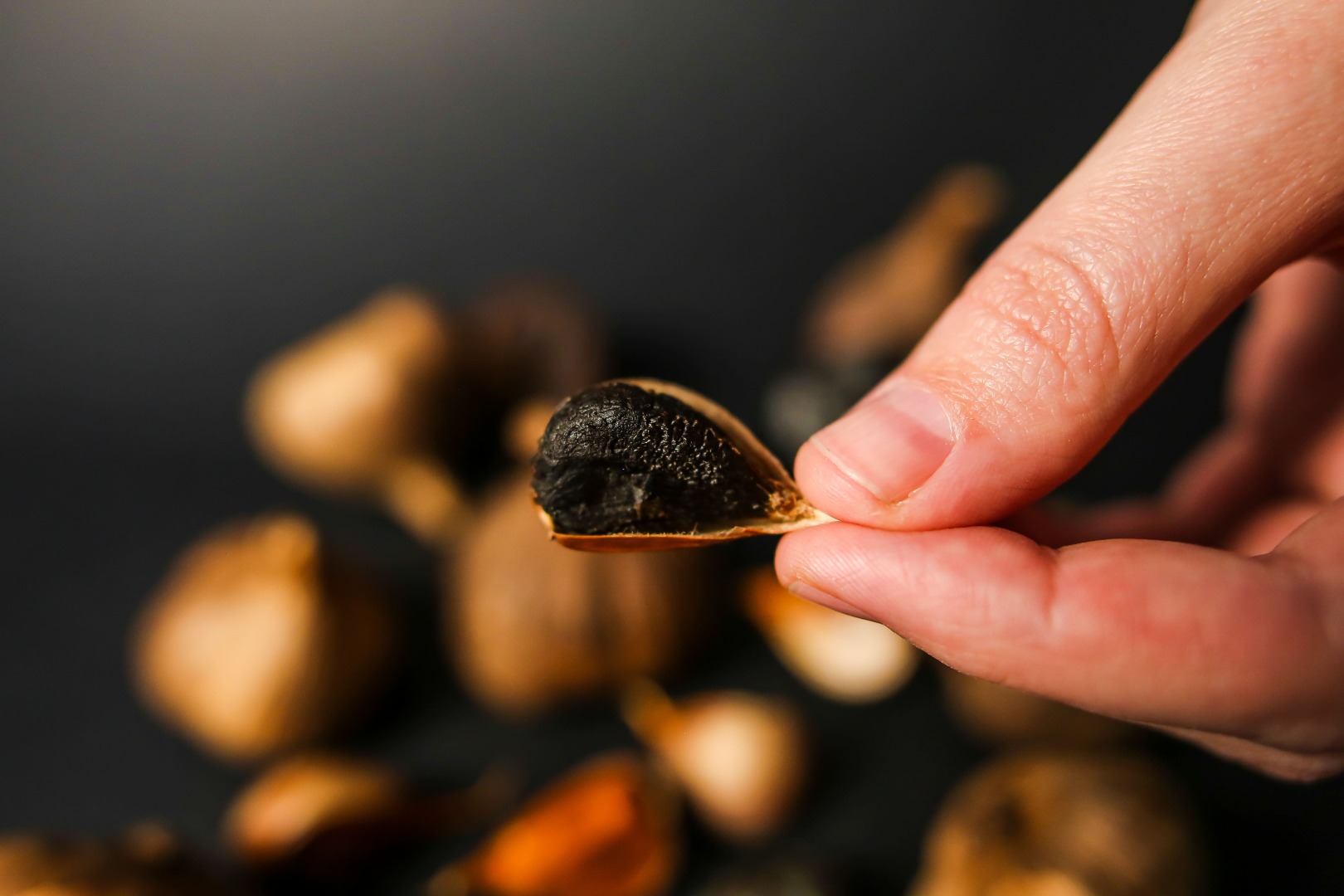 Vendemos ajo negro (fermentado) al por menor y al por mayor del productor Precio por 1 paquete - 60 gramos (3 piezas), a partir de 1 kg precio negociable Con