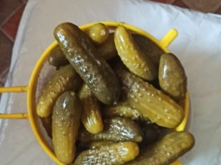 Ofrecemos pepinos encurtidos de forma natural, perfectos para ensaladas