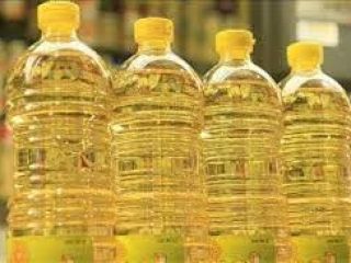 El aceite de soja se elabora extrayendo aceite de