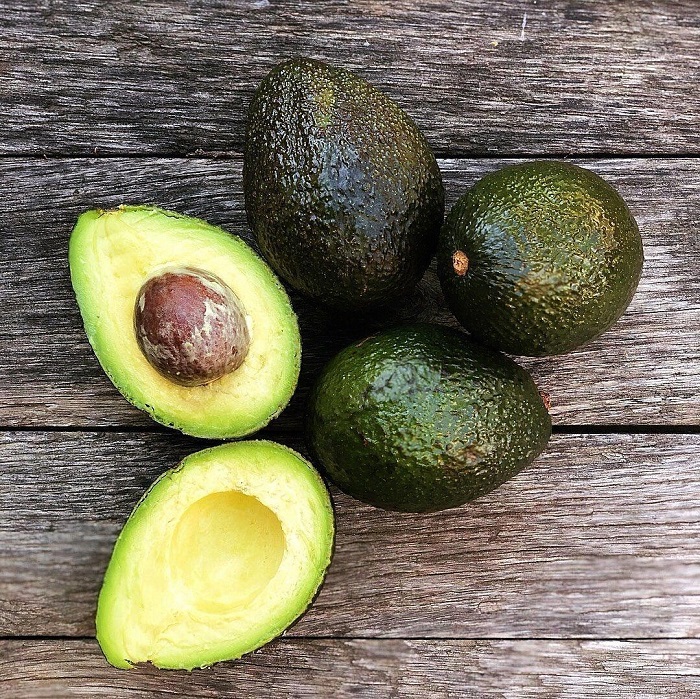 Esta fruta naturalmente rica en nutrientes proporciona casi 20 vitaminas, minerales y otros nutrientes con relativamente pocas calorías