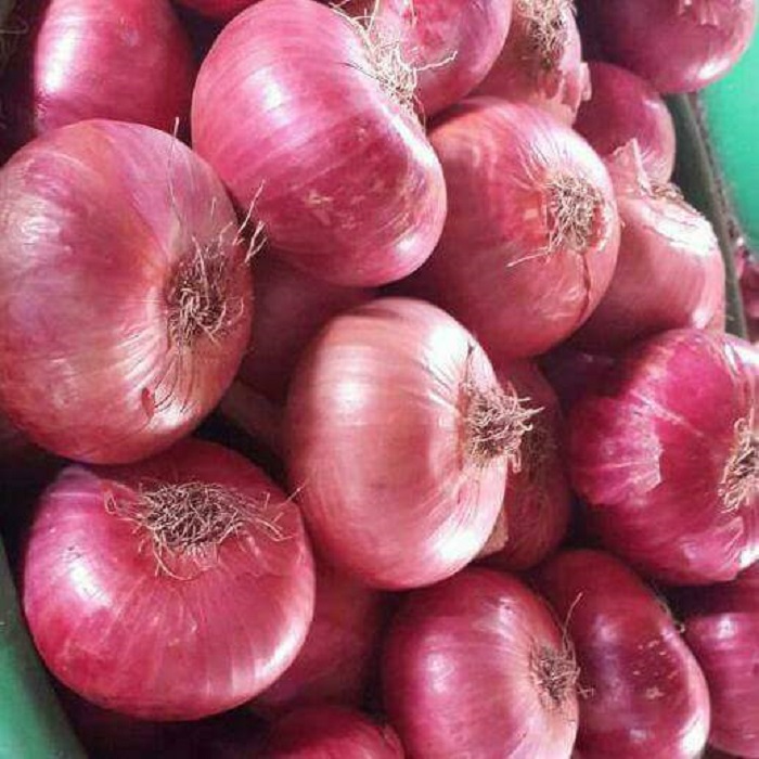 Cebolla roja fresca Este tipo de cebolla, también conocida como cebolla de pescado, es la condición sine qua non de las tablas de pescado