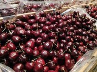 Las cerezas grandes se venden en cajas de 2