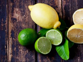 Limones frescos de grado A disponibles.