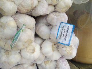 El ajo (Allium sativum), se utiliza ampliamente como aromatizante