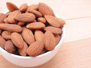 NUECES DE ALMENDRA Fibra: 3,5 gramos Proteínas: 6 gramos