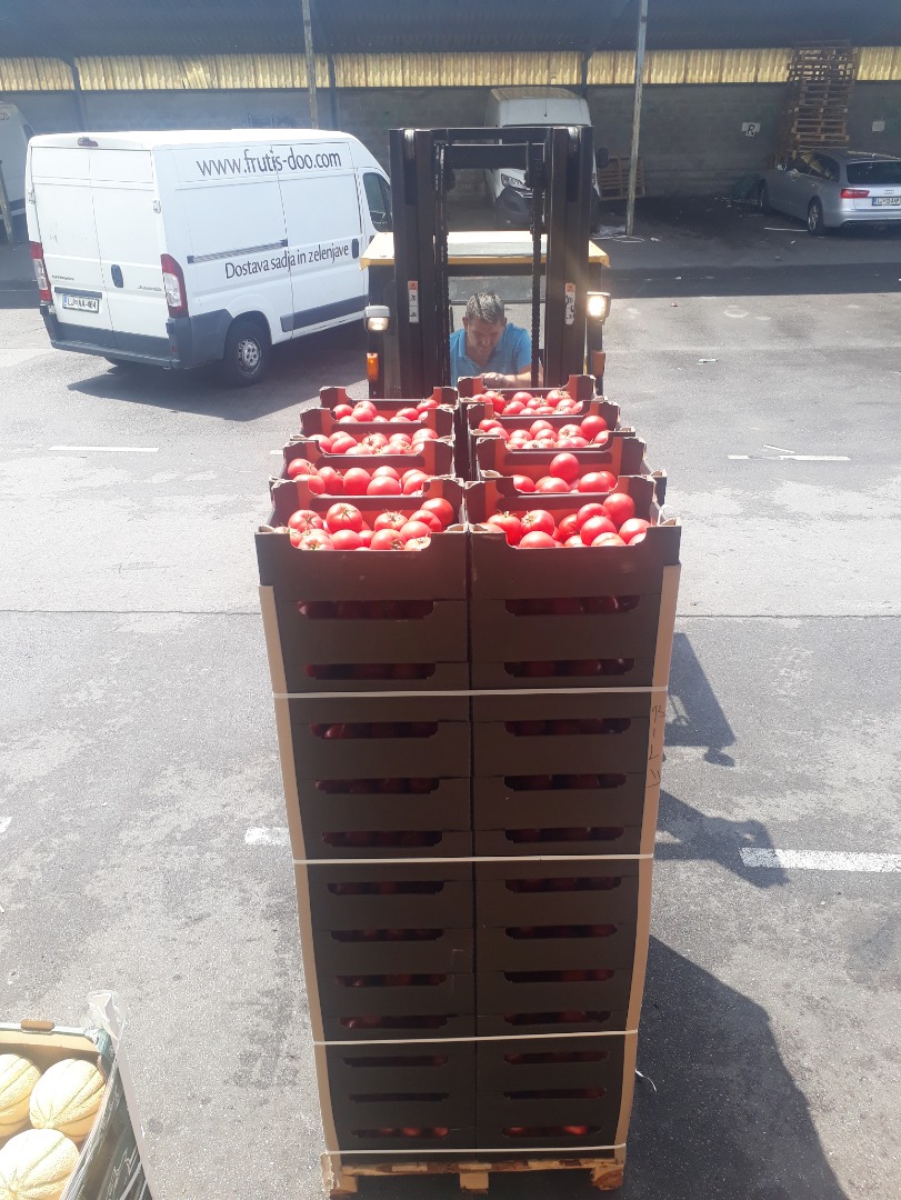 Ofrecemos paletas o camiones enteros de cerezas griegas de color rojo oscuro